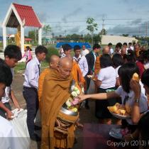 ทำบุญตักบาตร วันแม่ '56