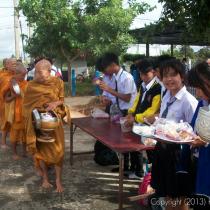 ทำบุญตักบาตร วันแม่ '56