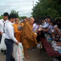 ทำบุญตักบาตร วันแม่ '56