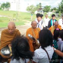 ทำบุญตักบาตร วันแม่ '56